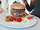 Burger au bœuf, chou blanc, tomate, oignon et fromage à raclette