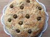 Focaccia aux herbes et aux olives vertes