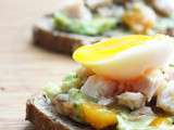 Tartines avocat-coriandre-poulet-oeuf mollet