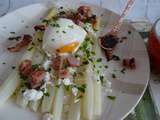 Asperges à l’œuf mollet, poitrine fumée et feta