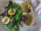 Assiette de salade aux œufs mollets et pommes de terre paillasson