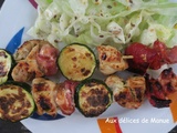 Brochettes de poulet et poitrine fumée à la courgette et poivron grillé, au barbecue