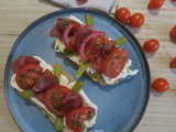 Bruschetta au Chaource, tomates et bresaola