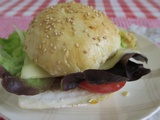 Burger au filet de bar, tomate, salade et anchois