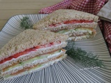 Club sandwich à la truite fumée, concombre et fraises