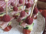 Pics apéritifs de tomate cerise et concombre au jambon cru, comté et framboise