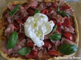 Pizza aux tomates crues, serrano et burrata