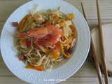 Ramen aux crevettes, poivrons, carottes et pousses de bambou