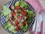 Salade à l'avocat, tomates cerise et crabe