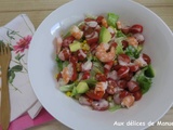Salade à l'avocat, tomates cerises et crevettes