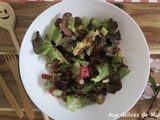 Salade au poulet grillé, tomate, bacon, croûtons et comté