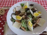 Salade au poulet grillé, tomate, œufs et anchois