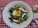 Salade aux champignons crus et cuits au bacon et œuf mollet