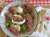 Salade aux tomates cocktail, poitrine croustillante et mozzarella