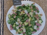 Salade de mâche à l'avocat, jambon cru et croûtons