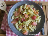 Salade de pâtes aux tomates, concombre et saumon fumé