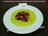 Soupe poireaux-avocat garniture poire épicée et chorizo