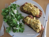 Tartines d'oeufs brouillés à la poitrine fumée