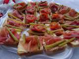 Toasts au jambon de Parme et cornichons