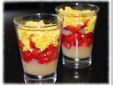 Verrine Lemon Curd, fraises légérement citronnées et éclats de meringue vanille