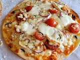 Pizza façon Mama Mia saumon fumé, chèvre, chorizo et miel