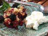 Crumble noisettes et amandes aux mûres sauvages et chantilly au mascarpone