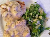 Côtelettes de porc, sauce pomme et moutarde et salade de roquette