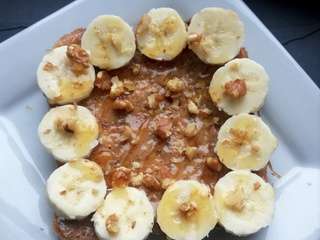 Pain perdu au beurre de cacahuète, banane et noix