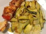 Tagliatelles de courgettes marinées, semoule et brochette de poulet