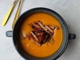 Soupe de potimarron onctueuse avec oignons caramélisés & lardons grillés