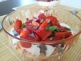 Coupe de fromage blanc, fraises et menthe fraiche