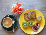 Petit déjeuner comme à l’hôtel - café, tartines et fruits