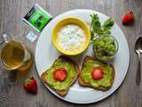 Petit déjeuner santé - Pain complet à l'avocat, thé vert, caillé de brebis, kiwi