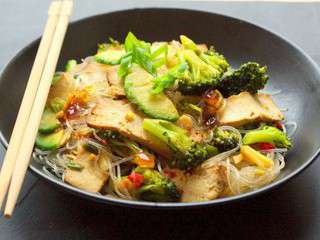 Wok de brocoli au tofu fumé, avocat et nouilles (de soja, soba,riz ou konjac)