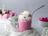 Entre dans le monde de Barbie avec cette recette de Frappuccino rose facile et saine