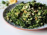 Salade de kale et de chou de bruxelles, vinaigrette au citron