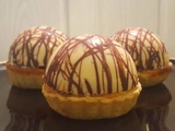 Tartelettes aux framboises et aux noisettes, crème mascarpone et coques en chocolat