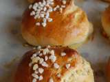 Brioches au sucre pour le petit- déjeuner