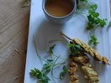 Brochettes de poulet, sauce satay Un petit