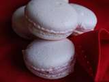 Macarons cerise-chocolat Des macarons,