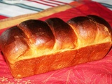 Brioche classique aux oeufs et au beurre et sa version individuelle garnie de pavot ou sésame