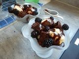 Coupe glacée au citron et meringue, mures géantes, brownie et sauce au chocolat