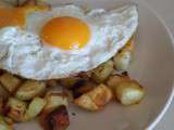 Oeufs au plat, pommes à l'huile d'olive, simple et bon