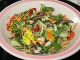 Salade du jardin aux fleurs et plantes sauvages