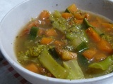 Soupe épaisse et non mixée de brocoli, courgette, carotte