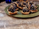 Mini tartelettes aux sésames, caramel au beurre salé et ganache chocolat-cannelle