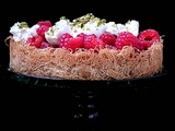Tarte kunafa à la framboise, à la pistache et à la buratta