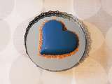 Entremet coeur bleu tout de mousse au chocolat vetu et eclats de pralin