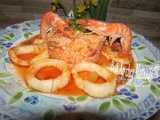 Anneaux d'encornet tomatés au riz et crevettes