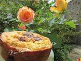 Gâteau aux framboises jaunes et rouges du jardin et aux oeufs chocolatés, bon 1er jour de l'été